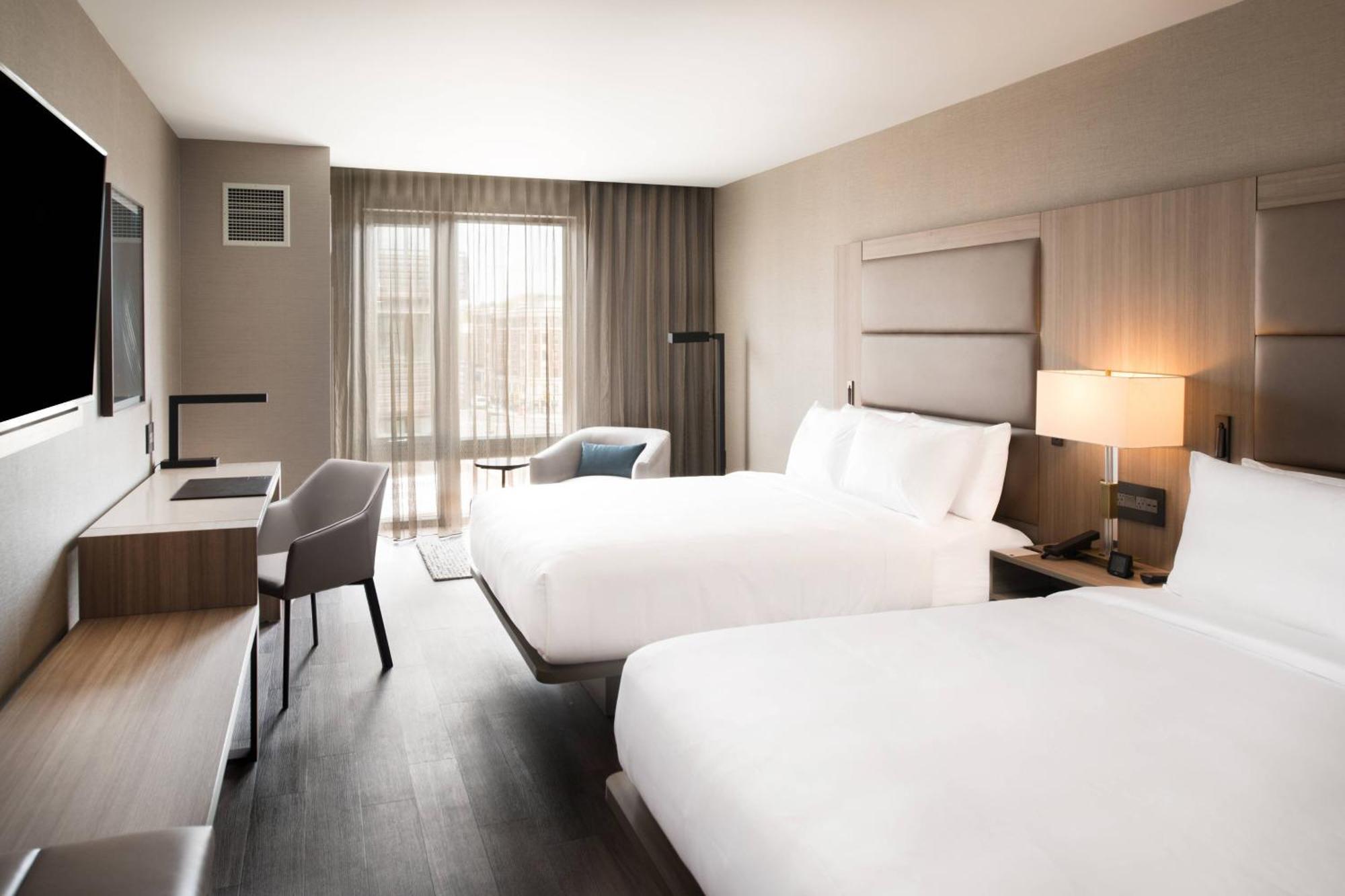 Ac Hotel By Marriott Boston Cleveland Circle Eksteriør billede